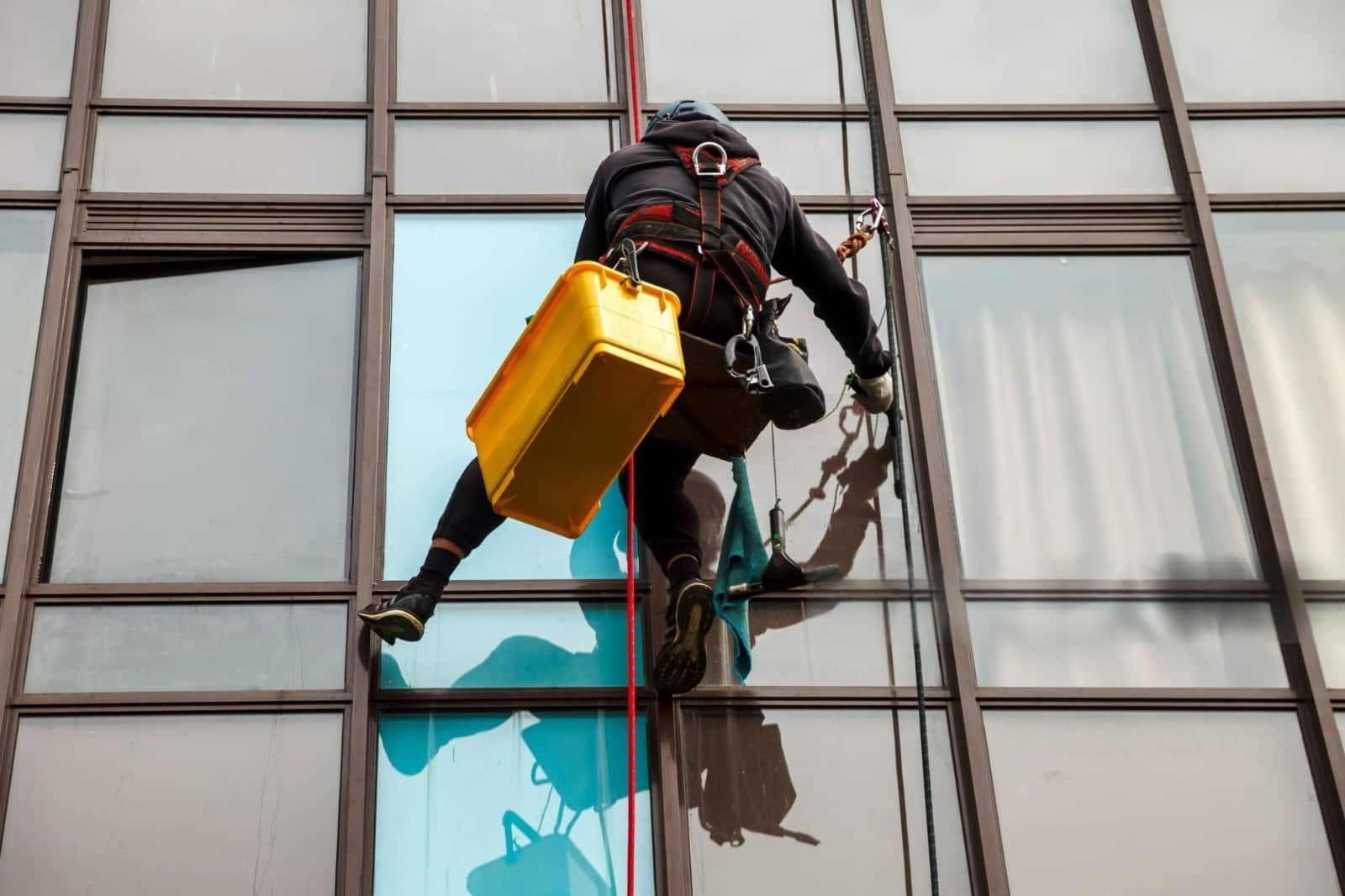 Limpeza de fachada em altura (alpinismo Industrial)